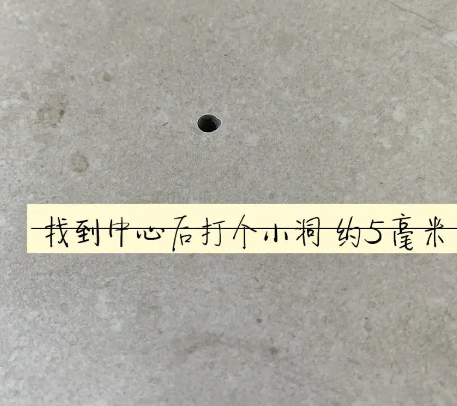 明水瓷砖空鼓维修公司专业解答在瓷砖铺贴过程中，如果砂料搅拌不均匀，将会带来以下问题