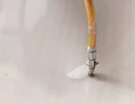 明水瓷砖空鼓维修公司专业解答在瓷砖铺贴过程中，如果使用的砂料过粗（如全部使用了粗砂），可能会导致以下问题