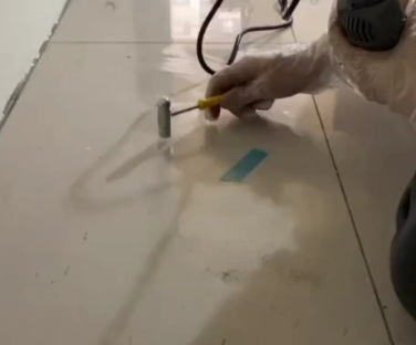 明水瓷砖开裂维修公司专业分享瓷砖在铺贴前如果没有沥干水分，将会导致以下问题